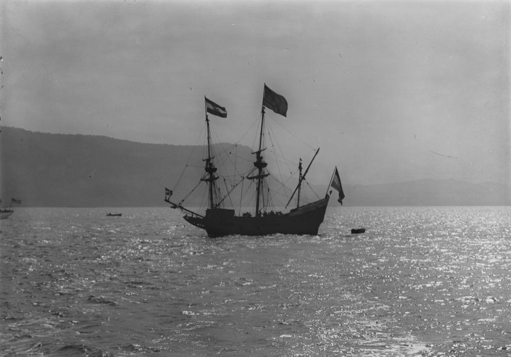 Half Moon On The Hudson NYC In 1909