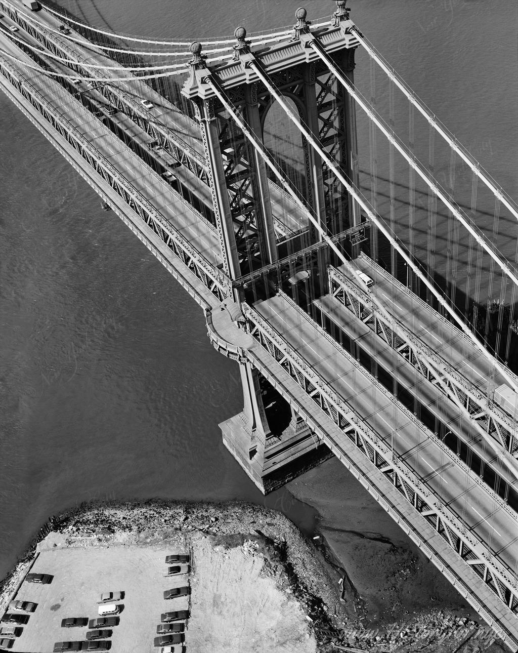 Aerial photograph of traffic on the Manhattan Bridge.