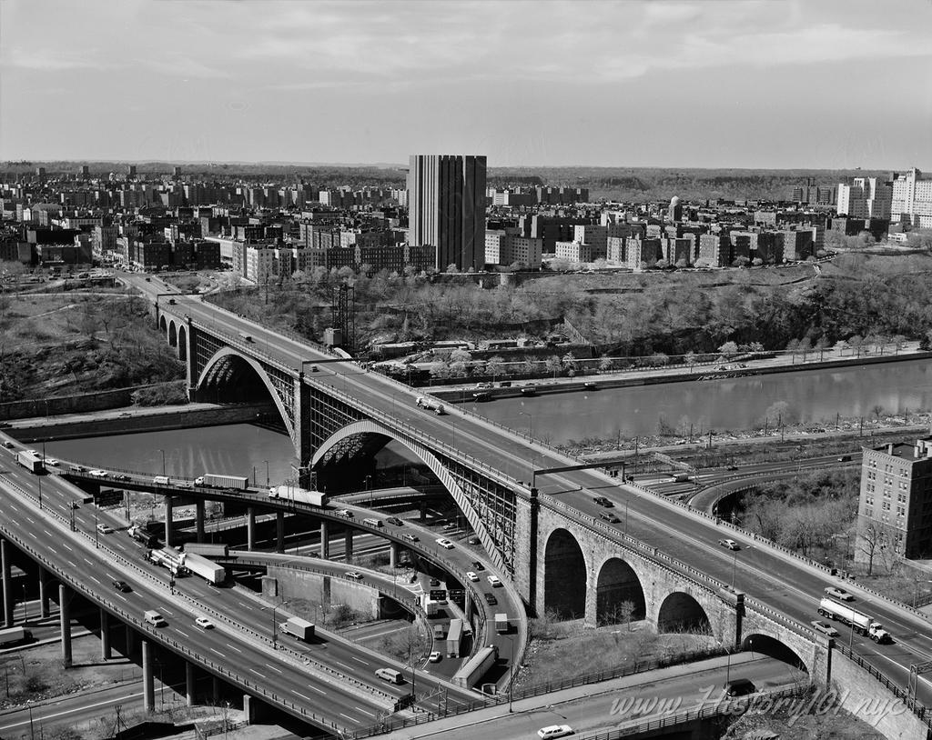 Aerial photograph of the Washington Bridge across the Harlem River, connecting the boroughs of Manhattan and The Bronx.