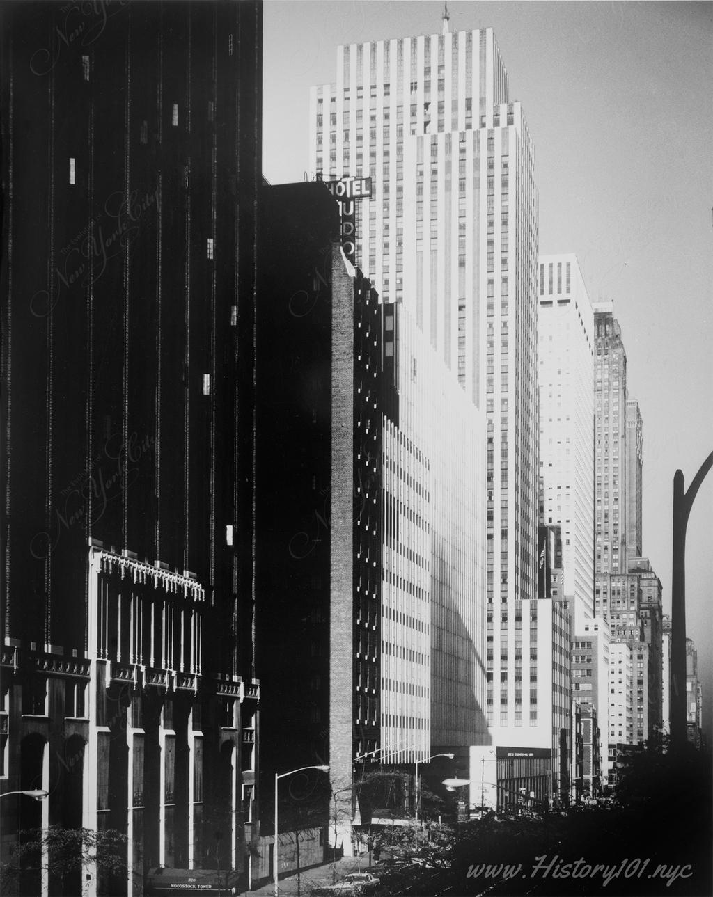 Photograph of the Daily News Building, located at 220-226 East 42nd Street, Manhattan.