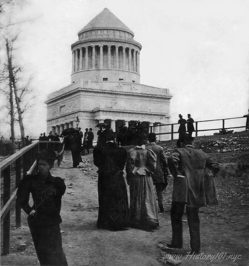 Photograph of mourners gathering for the dedication of Grant's Tomb taken from the river front.