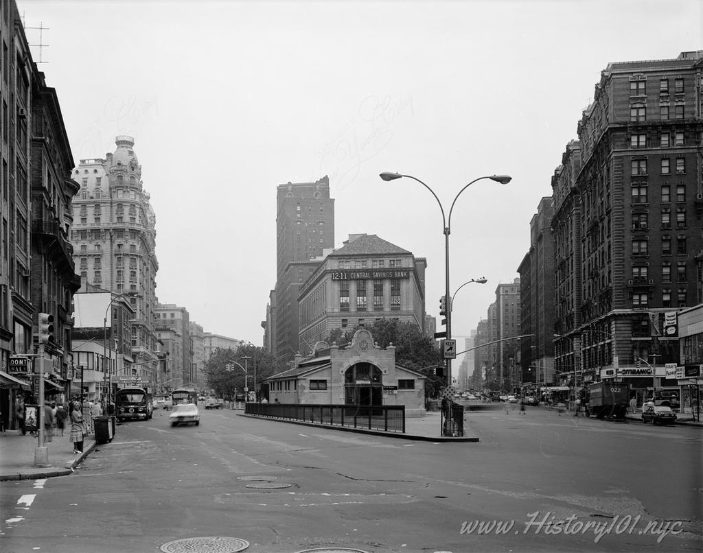 Photograph of the subway station at 71st Street and Broadway for Interborough Rapid Transit (Original Line).