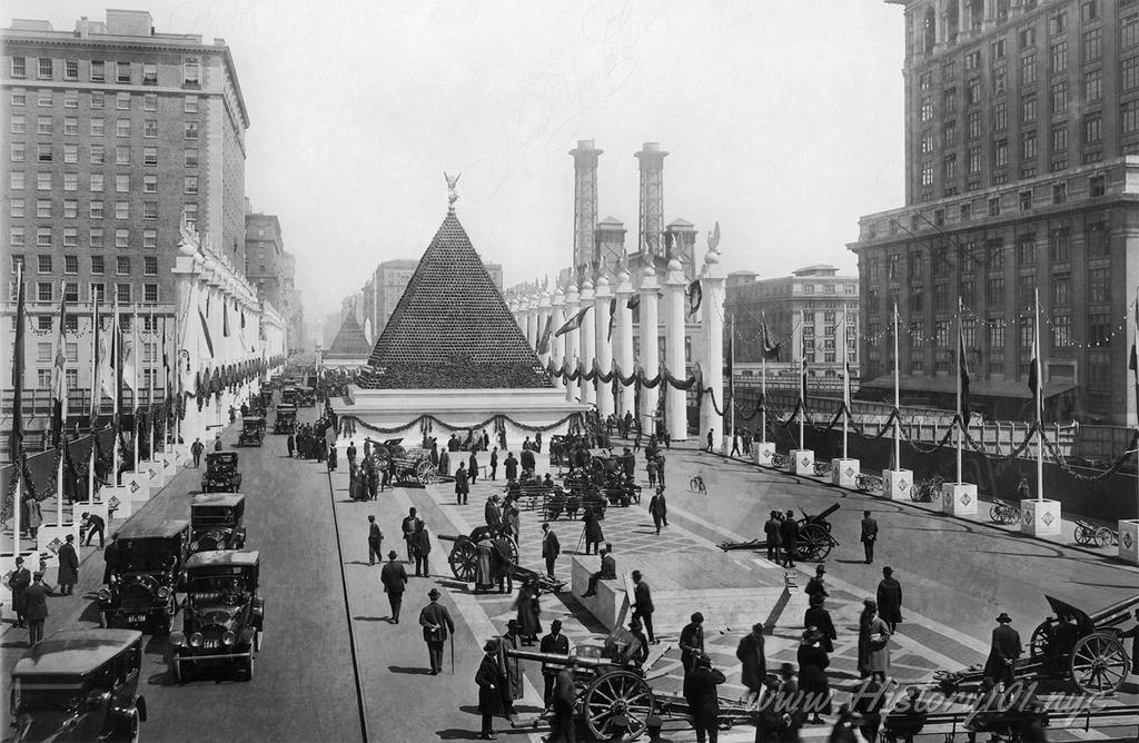 Aerial photograph of Victory Way on Park Avenue, showing two pyramids that were covered in German helmets to celebrate Allied victory in the Great War (WW1).