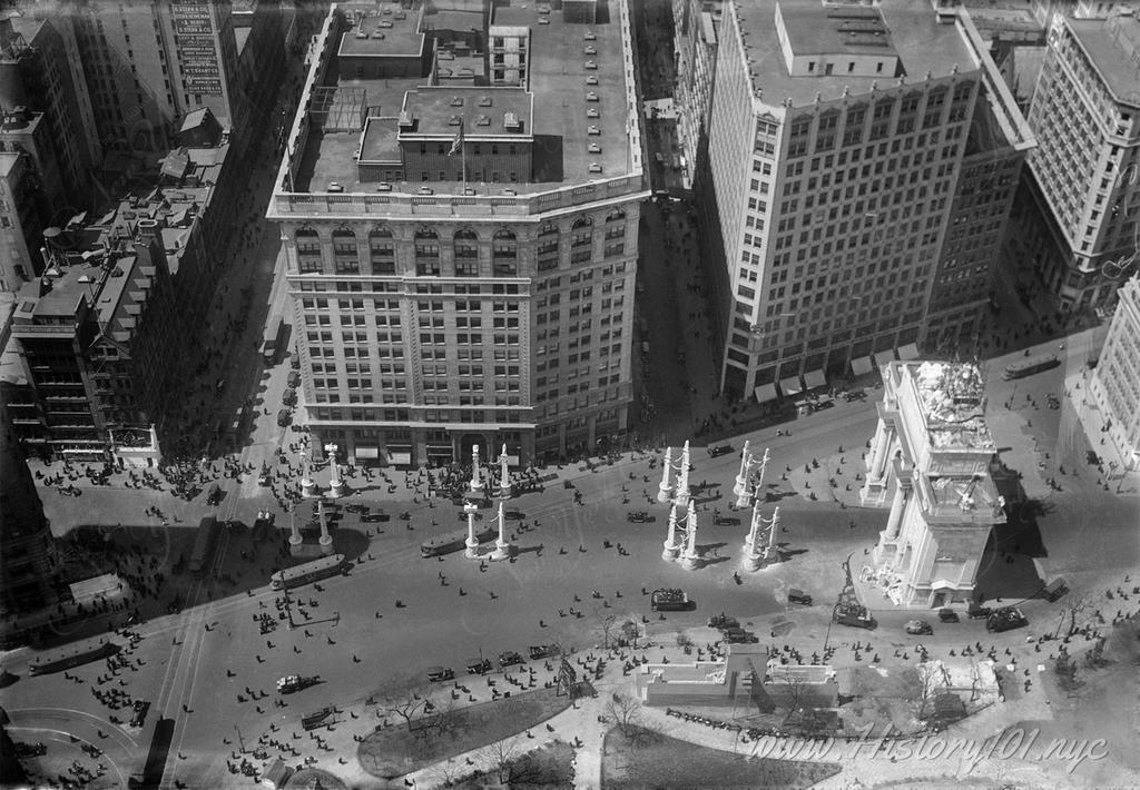 Aerial photograph of the temporary "Victory Arch" at Madison Square. Also pictured is the Metropolitan Life Insurance Company Tower at 24th Street and 5th Avenue in the Flatiron District of Manhattan.