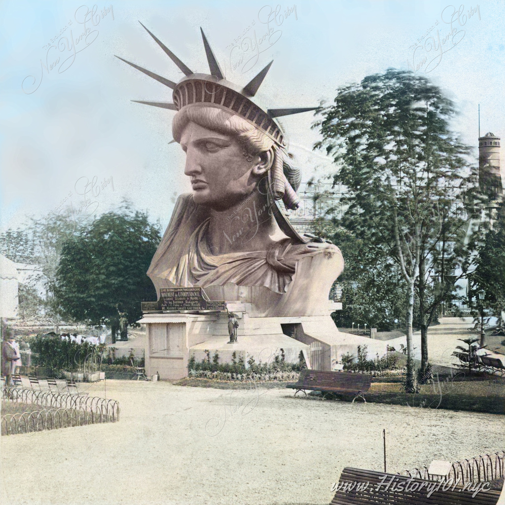 In 1878, at the Exposition Universelle in Paris, a remarkable sight greeted visitors: the head of the Statue of Liberty proudly on display at Champ-de-Mars. 